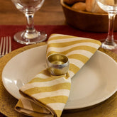 Anillo para servilleta color plata con diseño texturizado y acabado brillante